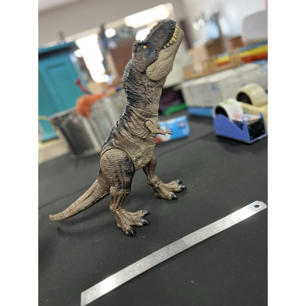 Jurassic World Thrash 'N Devour T-Rex Tyrannosaurus Figure (HDY55) Mattel 2021